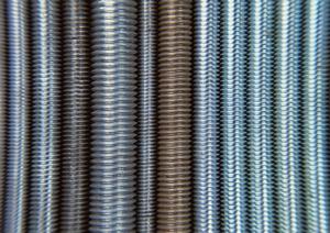 倒壊の危険から守る1×4材の突っ張り